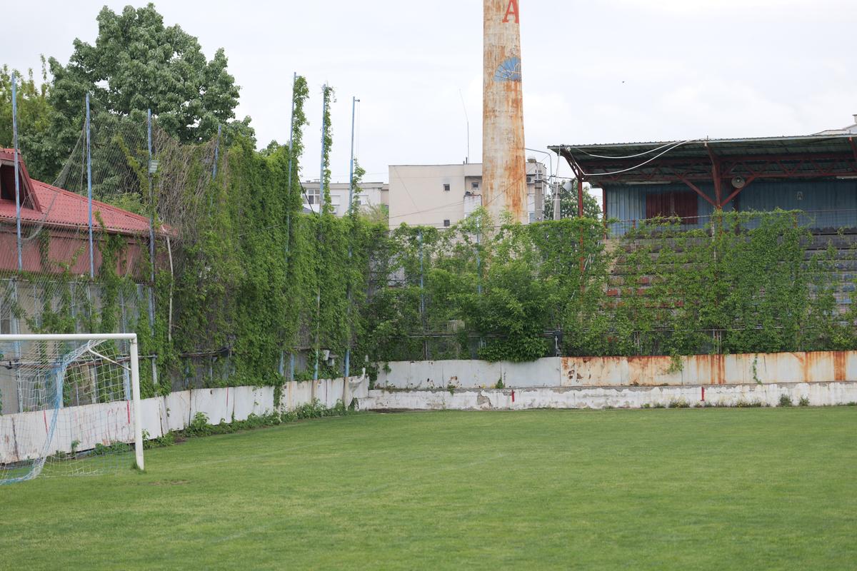 Stadionul-fantomă din România, înghițit de buruieni și rugină » Echipa națională a jucat aici de două ori