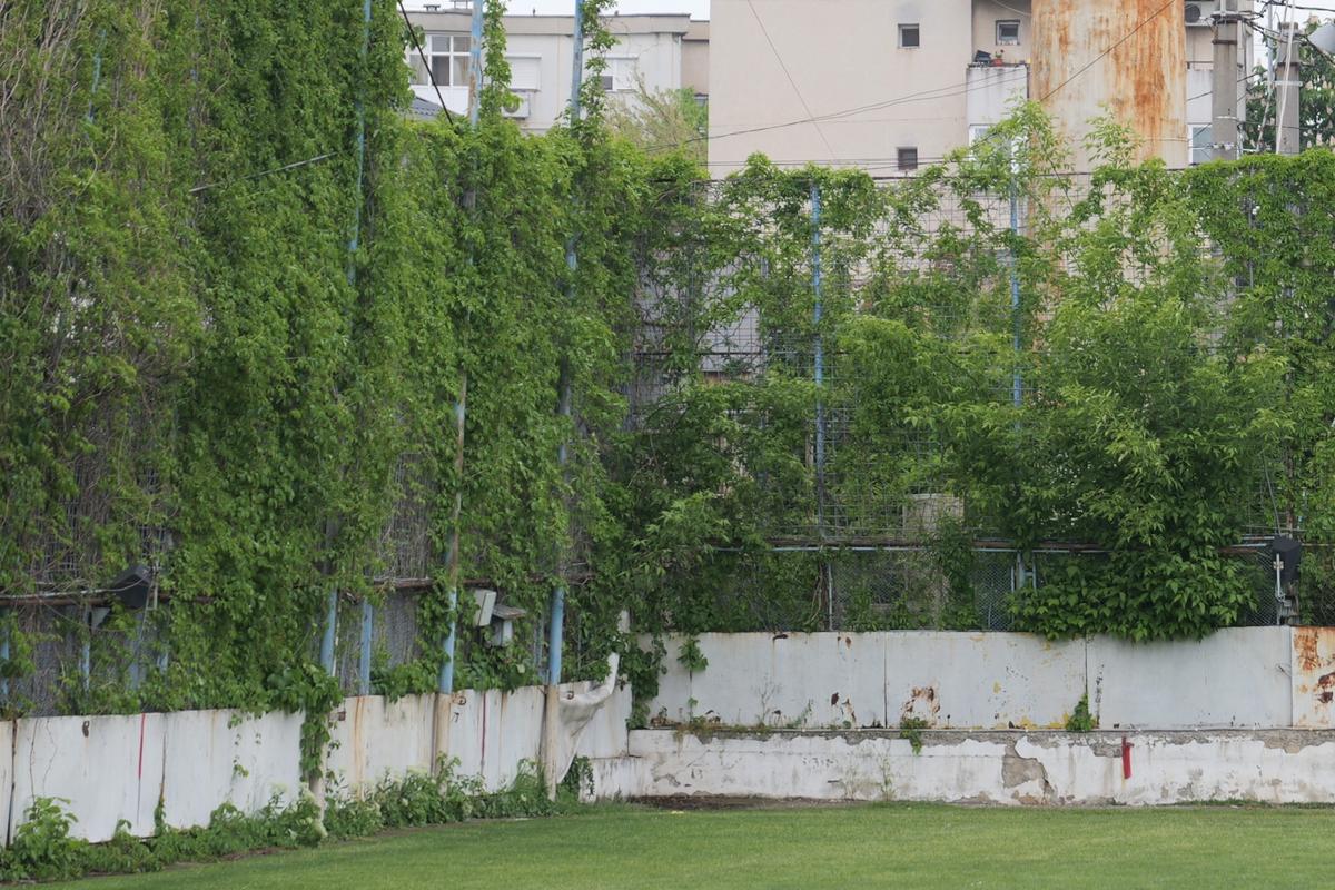Stadionul-fantomă din România, înghițit de buruieni și rugină » Echipa națională a jucat aici de două ori