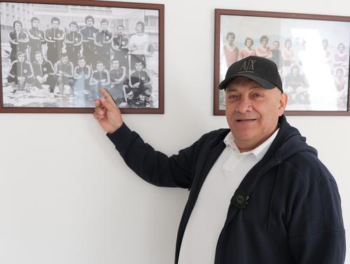 Gabi Balint indică într-o fotografie cum arăta la 14 ani în lotul lui Hebe Sângeorz Băi: ipostaza e înrămată azi pe holurile micului stadion din orașul de baștină al fostului atacant. Foto: Andrei Furnigă (GSP)