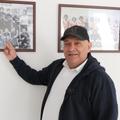 Gabi Balint indică într-o fotografie cum arăta la 14 ani în lotul lui Hebe Sângeorz Băi: ipostaza e înrămată azi pe holurile micului stadion din orașul de baștină al fostului atacant. Foto: Andrei Furnigă (GSP)