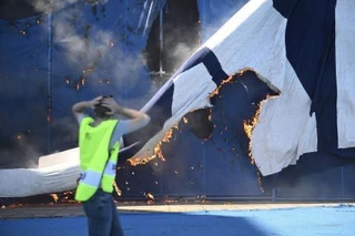 Au ars bannerul rivalilor cu telecomanda! » Scene incredibile la marele derby: ultrașii au provocat haos în tribune