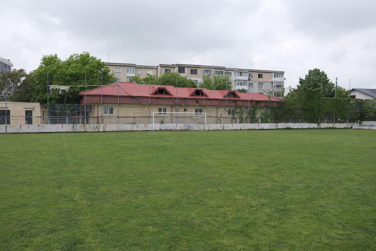Stadionul-fantomă din România, înghițit de buruieni și rugină » Echipa națională a jucat aici de două ori