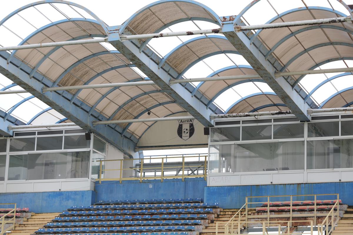 Stadionul-fantomă din România, înghițit de buruieni și rugină » Echipa națională a jucat aici de două ori