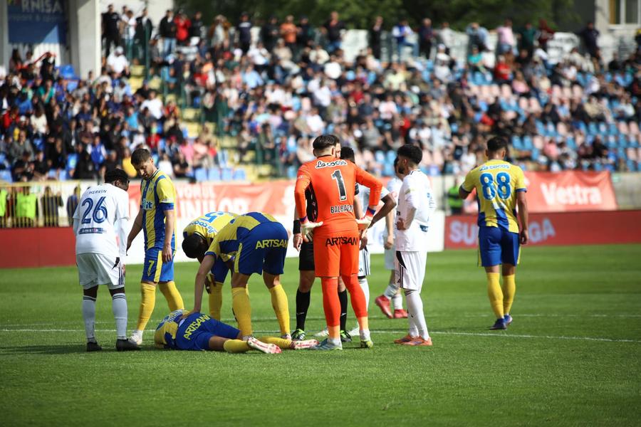 Yohan Roche a ajuns la spital, după meciul de la Botoșani // foto: Facebook Au oprit autocarul pe drum și l-au dus la spital de urgență, imediat după duelul din Superliga