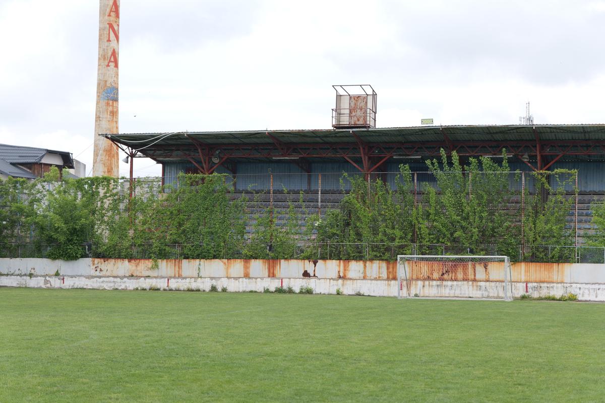 Stadionul-fantomă din România, înghițit de buruieni și rugină » Echipa națională a jucat aici de două ori