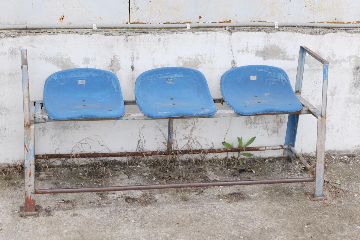 Stadionul-fantomă din România, înghițit de buruieni și rugină » Echipa națională a jucat aici de două ori