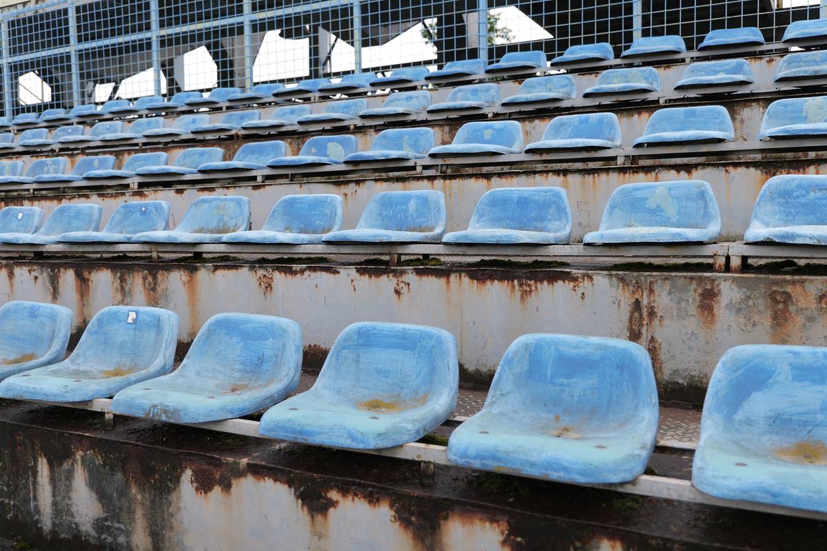 Stadionul-fantomă din România, înghițit de buruieni și rugină » Echipa națională a jucat aici de două ori