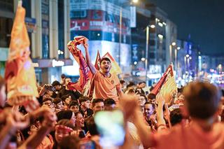 Galatasaray a câștigat al patrulea titlu consecutiv și a scos suporterii în stradă! Imagini spectaculoase