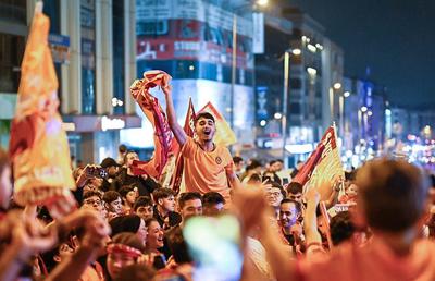 Galatasaray a câștigat al patrulea titlu consecutiv și a scos suporterii în stradă! Imagini spectaculoase