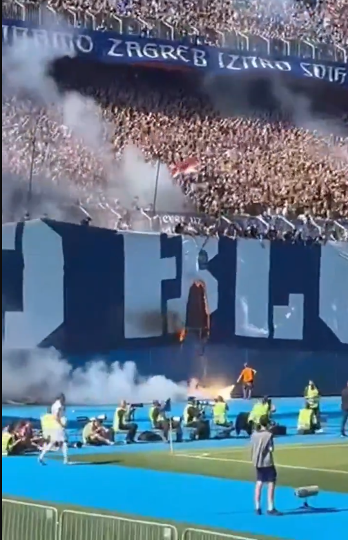 Fanii lui Hajduk au incendiat bannerul galeriei Dinamo Zagreb