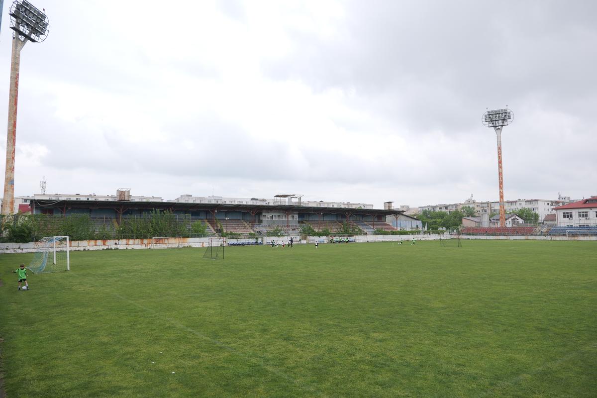 Stadionul-fantomă din România, înghițit de buruieni și rugină » Echipa națională a jucat aici de două ori