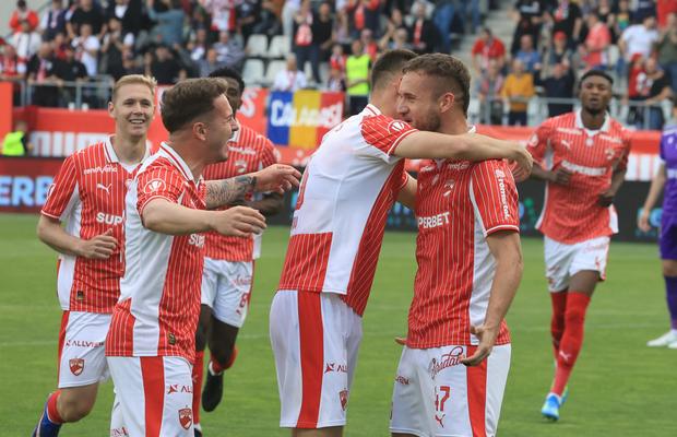 Doi dintre jucătorii în care Dinamo își punea speranțele intră la „cuțit” și sunt OUT două luni! Ratează toată pregătirea