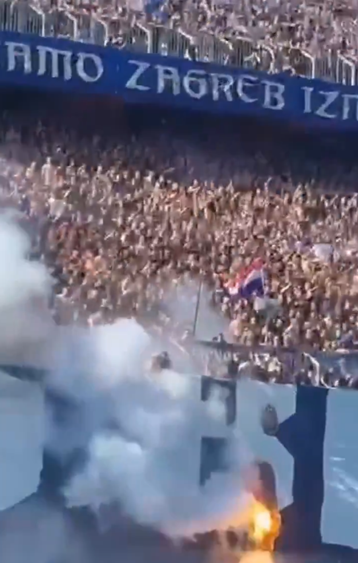 Au ars bannerul rivalilor cu telecomanda! » Scene incredibile la marele derby: ultrașii au provocat haos în tribune