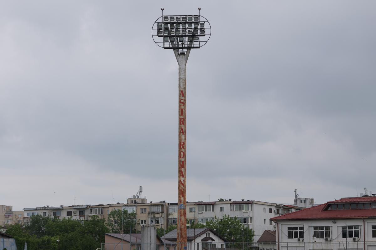 Stadionul-fantomă din România, înghițit de buruieni și rugină » Echipa națională a jucat aici de două ori