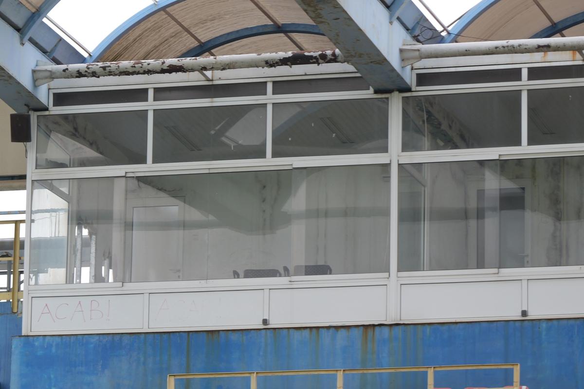 Stadionul-fantomă din România, înghițit de buruieni și rugină » Echipa națională a jucat aici de două ori