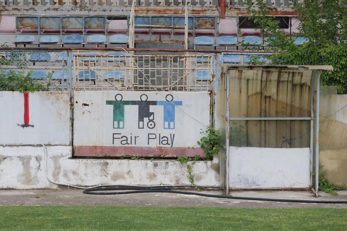 Stadionul-fantomă din România, înghițit de buruieni și rugină » Echipa națională a jucat aici de două ori