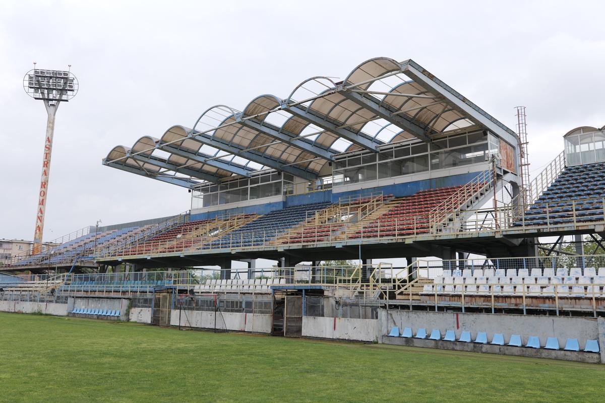 Stadionul-fantomă din România, înghițit de buruieni și rugină » Echipa națională a jucat aici de două ori