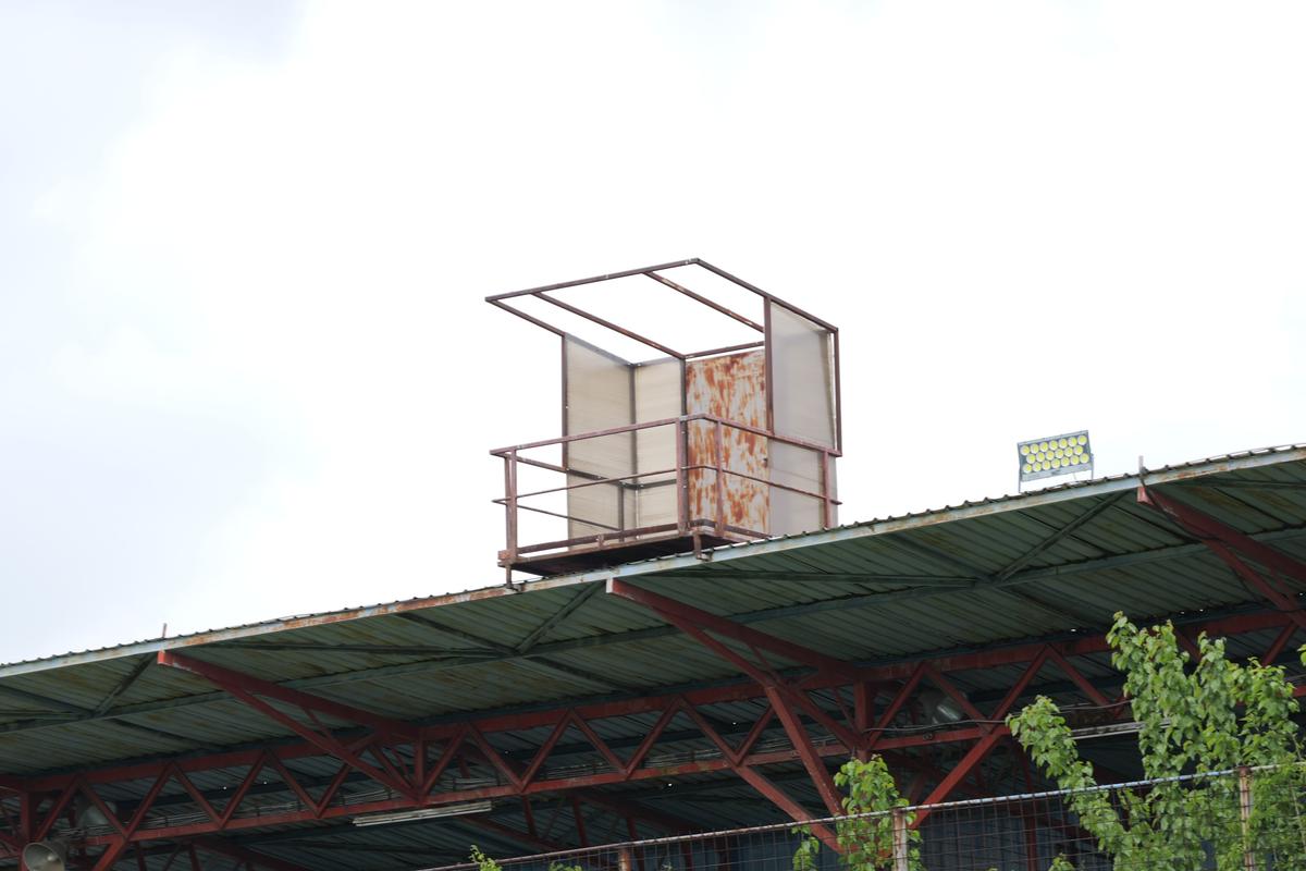 Stadionul-fantomă din România, înghițit de buruieni și rugină » Echipa națională a jucat aici de două ori