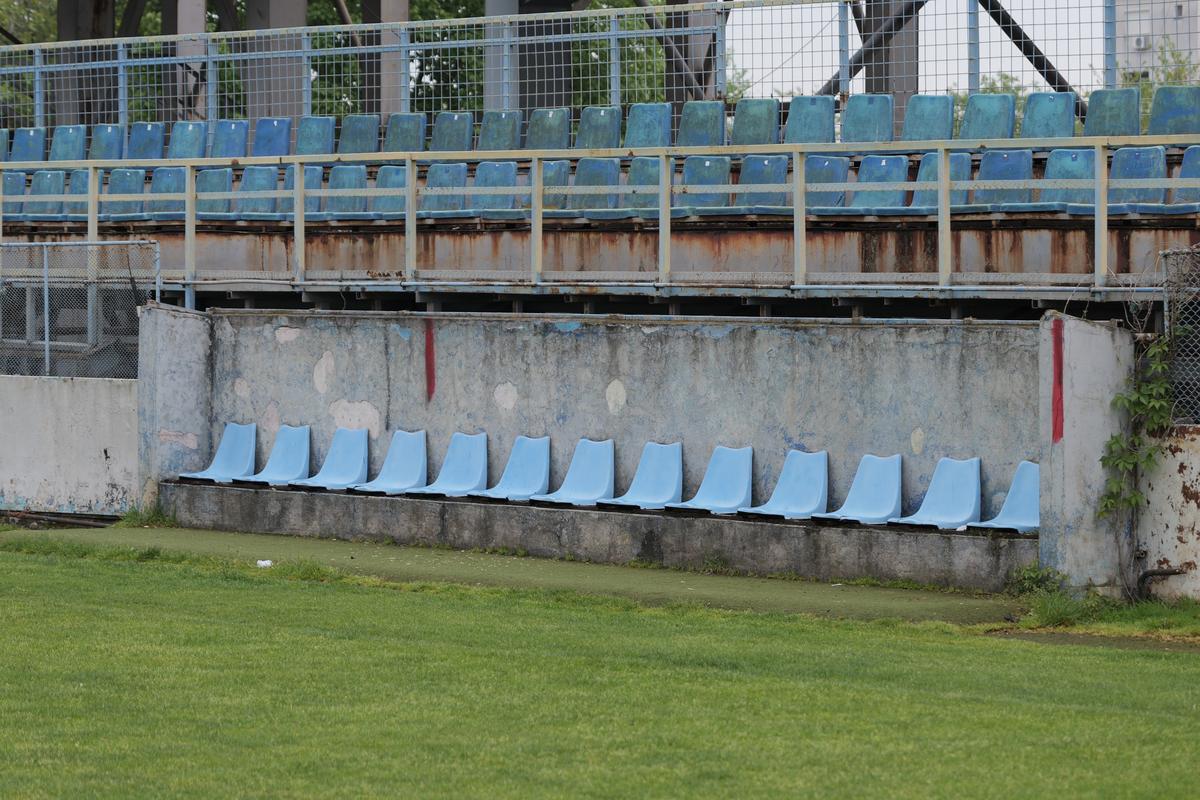 Stadionul-fantomă din România, înghițit de buruieni și rugină » Echipa națională a jucat aici de două ori