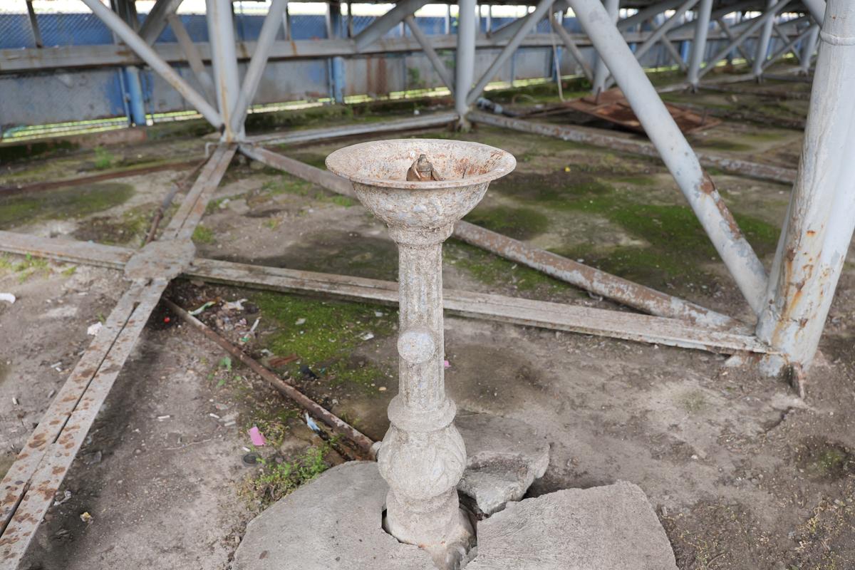 Stadionul-fantomă din România, înghițit de buruieni și rugină » Echipa națională a jucat aici de două ori