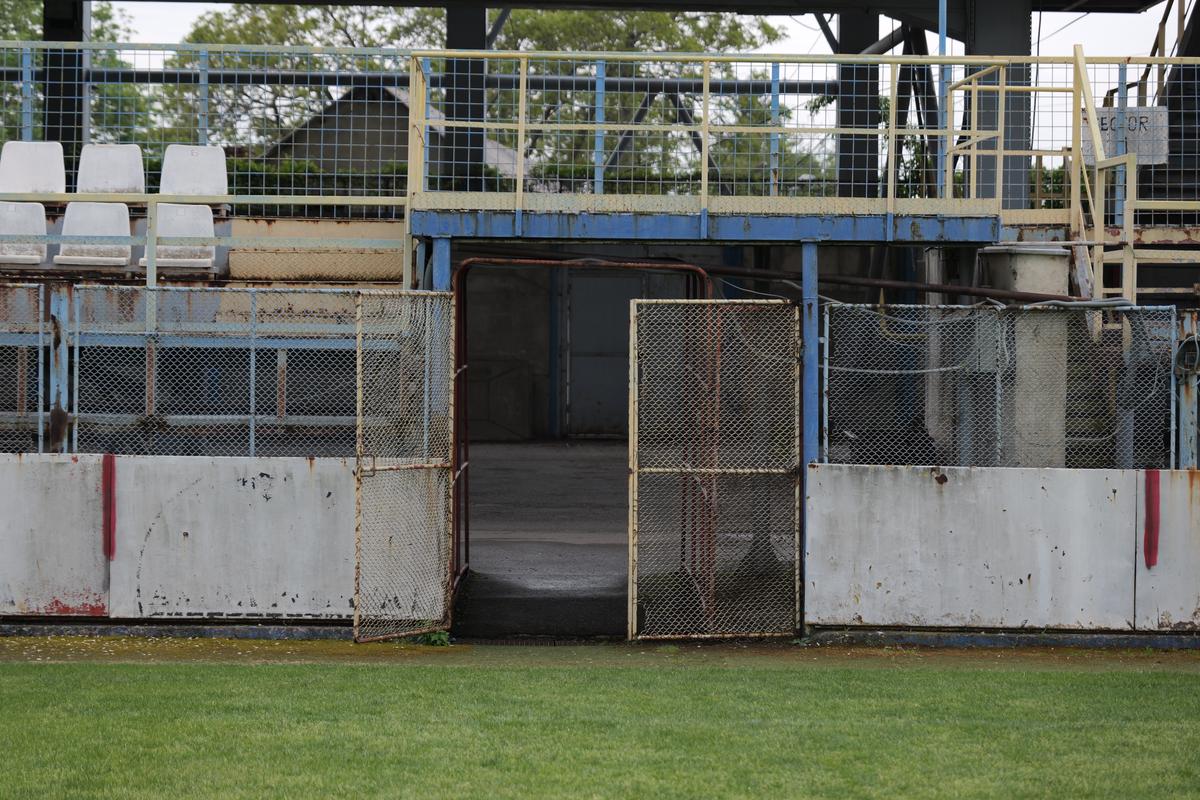Stadionul-fantomă din România, înghițit de buruieni și rugină » Echipa națională a jucat aici de două ori