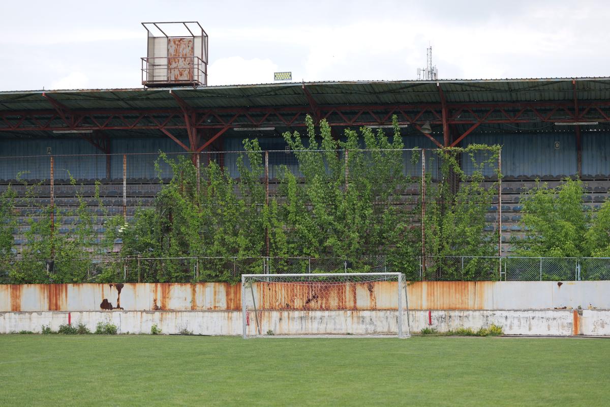 Stadionul-fantomă din România, înghițit de buruieni și rugină » Echipa națională a jucat aici de două ori