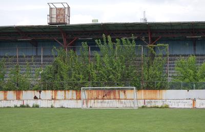 Stadionul-fantomă din România, înghițit de buruieni și rugină » Echipa națională a jucat aici de două ori