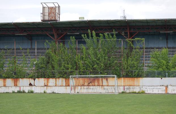 Stadionul-fantomă din România, înghițit de buruieni și rugină » Echipa națională a jucat aici de două ori