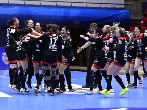 CSM București fusese omisă de federația europeană pe lista echipelor care au solicitat wild-card în Liga Campionilor. După trei ore de la știrea inițială, EHF a revenit