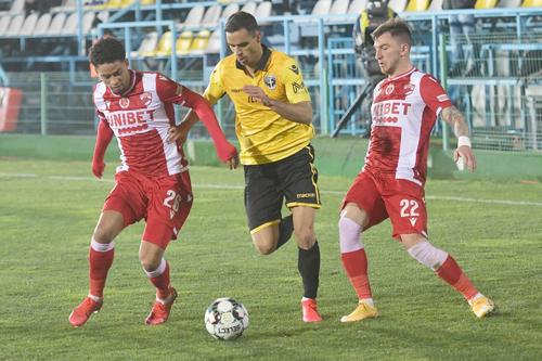 Jonathan Morsay (primul din stânga) ar putea continua la Dinamo // foto: Imago