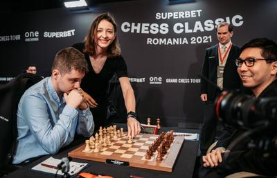 Se încinge lupta la vârful clasamentului Superbet Chess Classic Romania 2021: trei jucători conduc la egalitate, la jumătatea turneului