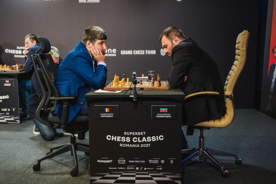 Se încinge lupta la vârful clasamentului Superbet Chess Classic Romania 2021: trei jucători conduc la egalitate, la jumătatea turneului