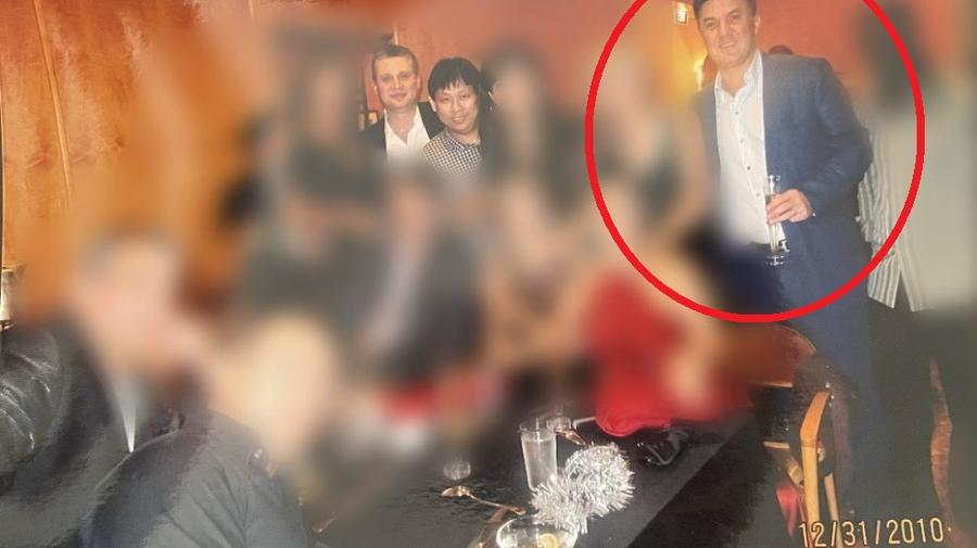 Borislav Mihailov (dreapta), fosta legenda a Bulgariei, presedintele federatiei, la petrecerea cu Dan Tan, al doilea din stanga, foto: Bird.bg. Scandal uriaș în Bulgaria » Două legende au protestat la FIFA și UEFA, cerând anchetarea șefului federației pentru implicare într-un blat gigant cu mafioți