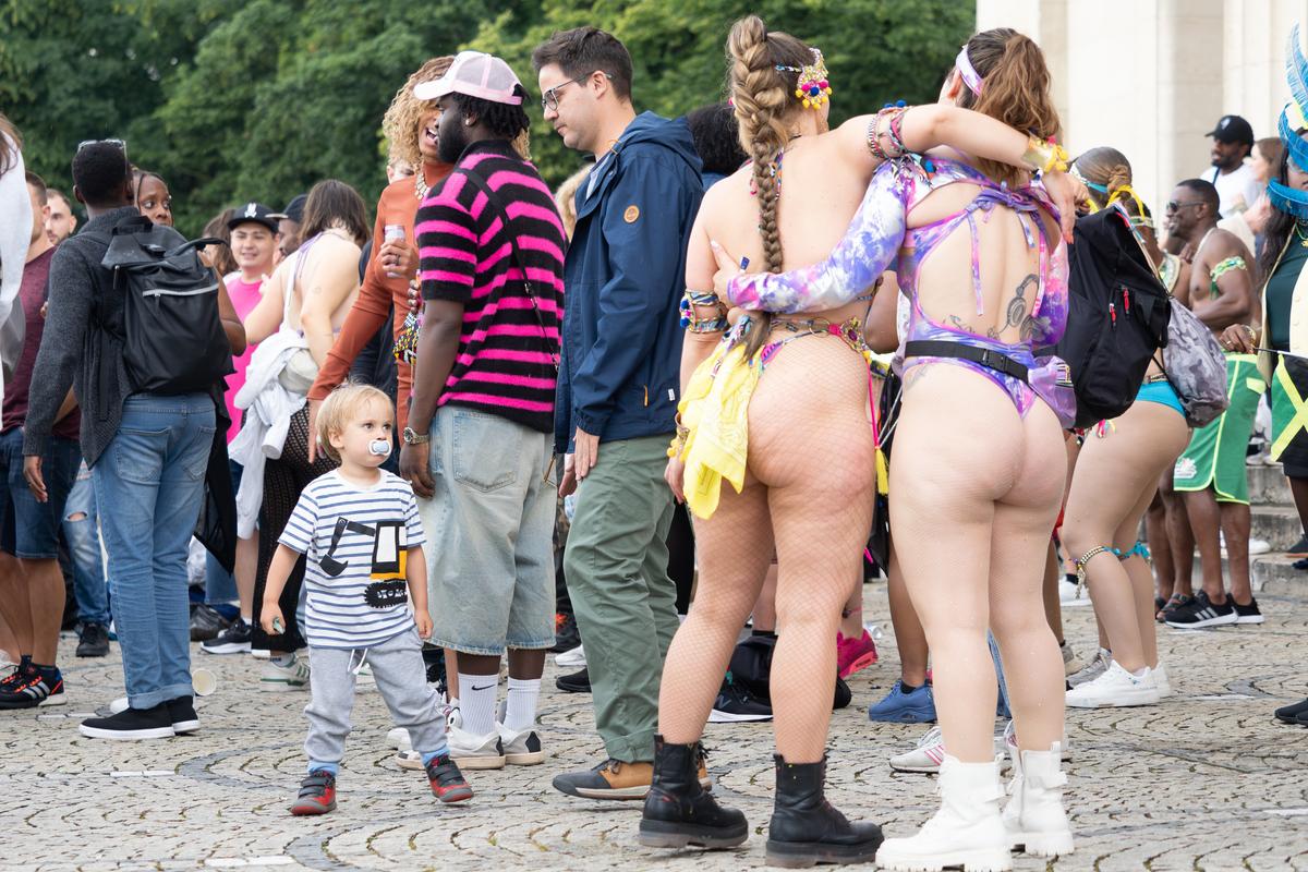 Și semafoarele sunt LGBT! Ce a văzut GSP la festivalul Pride din München » Dezmăț total, copii aduși la dansuri provocatoare, evenimente sadomaso pe străzi