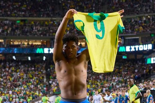 Endrick și-a scos tricoul după golul de 3-2 cu Mexic și l-a arătat fanilor brazilieni / Foto: Imago