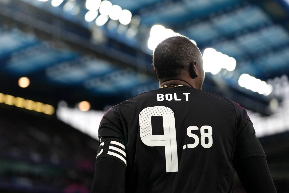 Usain Bolt s-a accidentat aseară la fotbal într-un tradițional eveniment caritabil » Ce a făcut recordmanul mondial jamaican în meciul cu fostele vedete ale Angliei