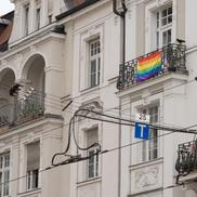 Steagurile LGBTQIA sunt afișate pe multe clădiri