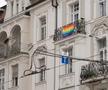 Steagurile LGBTQIA sunt afișate pe multe clădiri