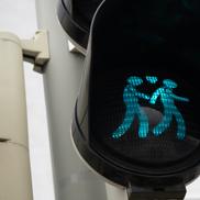 Și semafoarele de la trecerile de pietoni au însemne LGBTQIA