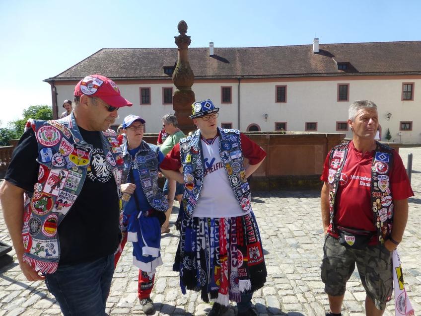 Unul dintre fani, suferind pentru Hamburg, și-a făcut o fustă din fulare branduite și a asortat-o cu o vestă și o șapcă de mare senzație / Foto: X