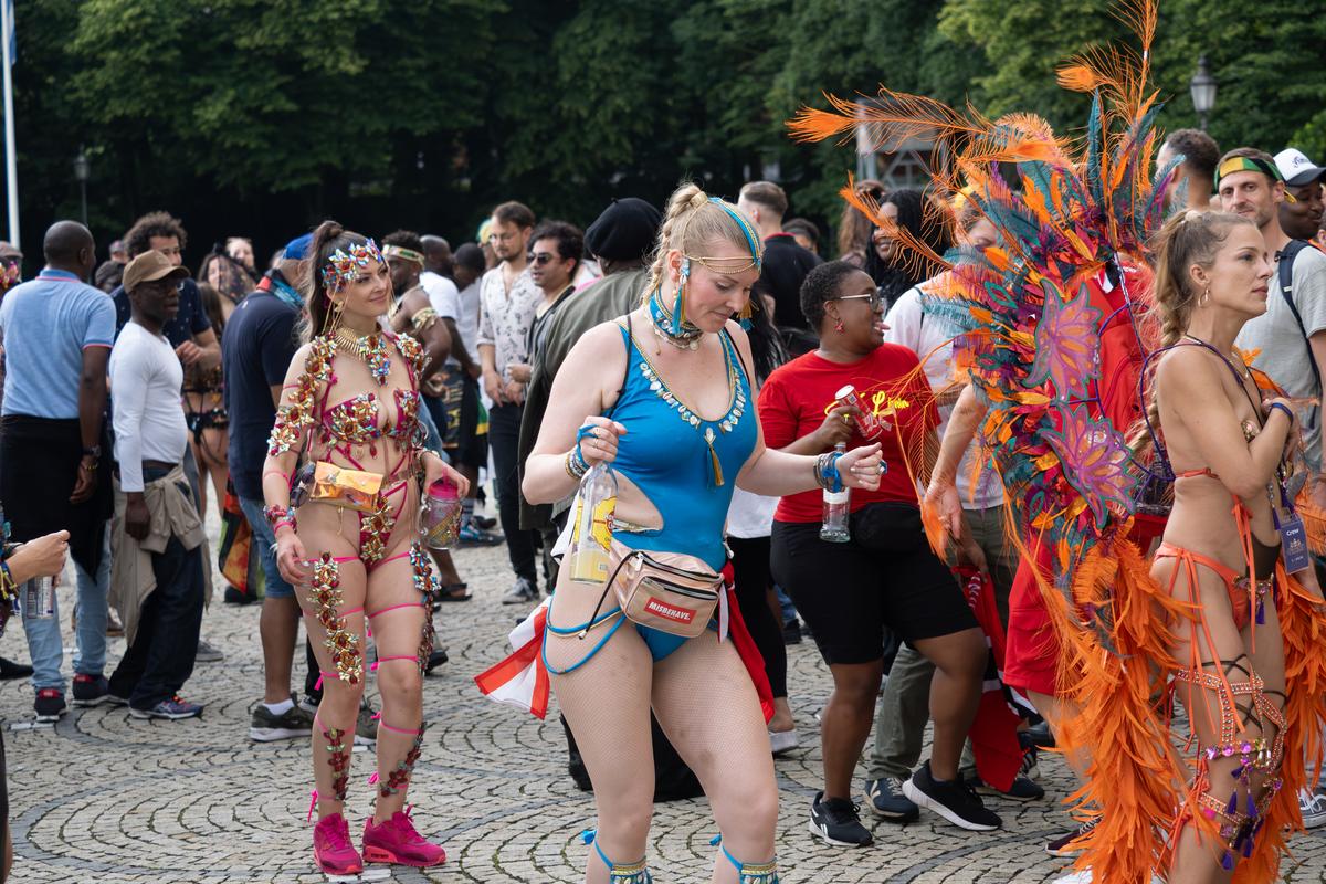 Și semafoarele sunt LGBT! Ce a văzut GSP la festivalul Pride din München » Dezmăț total, copii aduși la dansuri provocatoare, evenimente sadomaso pe străzi