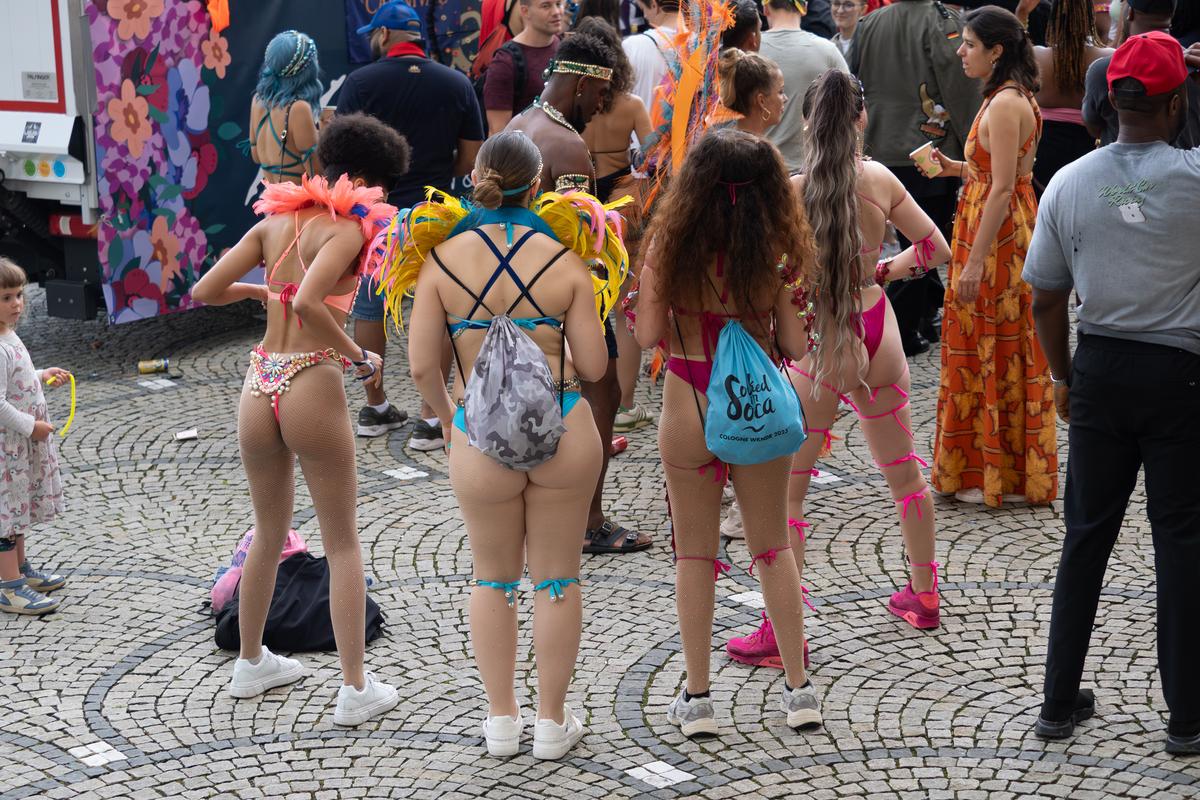 Și semafoarele sunt LGBT! Ce a văzut GSP la festivalul Pride din München » Dezmăț total, copii aduși la dansuri provocatoare, evenimente sadomaso pe străzi