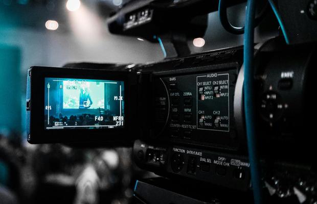 Colaborarea cu o casă de producție video, soluția pentru succes în social media ca influencer