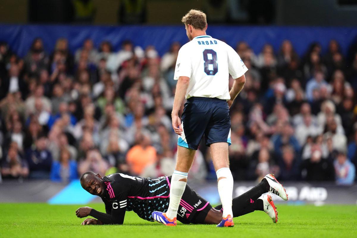Usain Bolt s-a accidentat aseară la fotbal într-un tradițional eveniment caritabil » Ce a făcut recordmanul mondial jamaican în meciul cu fostele vedete ale Angliei