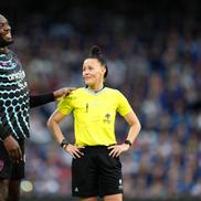 Usain Bolt e cu un cap mai mare decât arbitra Rebecca Welsh / Foto: Imago