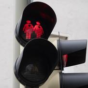 Și semafoarele de la trecerile de pietoni au însemne LGBTQIA