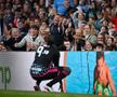 Usain Bolt, stând la poză în fața peluzei / Foto: Imago