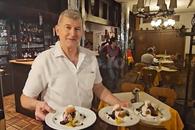 „Hai la românul ăla să mâncăm!” » Bunătăți în restaurantul din Munchen al unui stelist declarat: „Se consumă la pâine... vai de capul meu!” + Cât costă o porție de 5 mititei