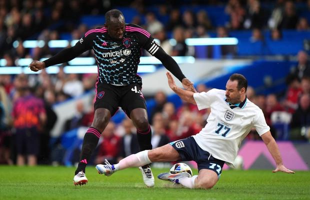 Usain Bolt s-a accidentat aseară la fotbal într-un tradițional eveniment caritabil » Ce a făcut recordmanul mondial jamaican în meciul cu fostele vedete ale Angliei