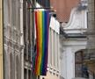 Steagurile LGBTQIA sunt afișate pe multe clădiri